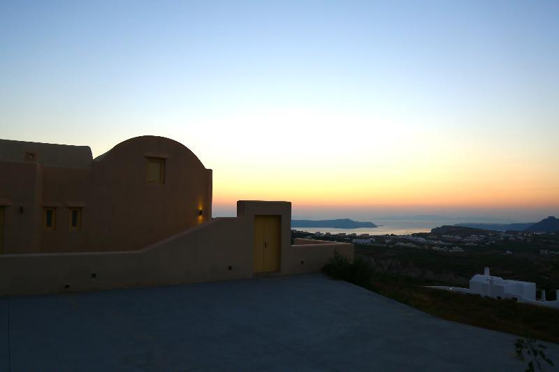 North Santorini A Luxury Spa Hotel Pírgosz Kültér fotó